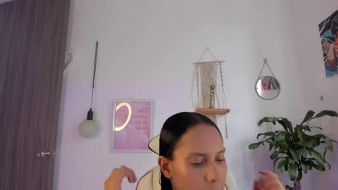 Snapshot of emma_rinaldi_ chatting on April 6, 6:20 pm Emma online show from April 6, 6:20 pm