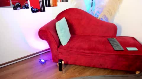 Snapshot of emma_s3xxy chatting on November 4, 12:04 pm emma online show from November 4, 12:04 pm