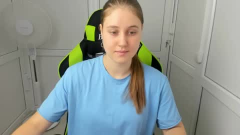 Snapshot of emma_sweettyy chatting on July 17, 6:20 am Emma online show from July 17, 6:20 am