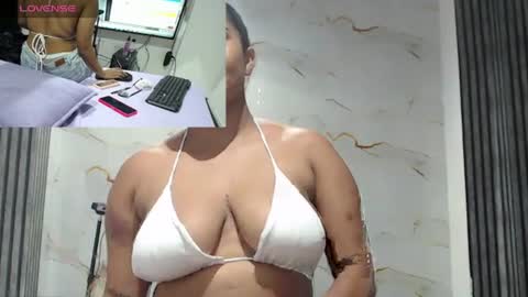 Snapshot of emma_trons_ chatting on August 4, 1:31 am emma_trons_ online show from August 4, 1:31 am