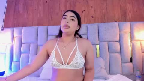 Snapshot of emma_valenciia chatting on June 20, 4:59 am emma_valenciia online show from June 20, 4:59 am