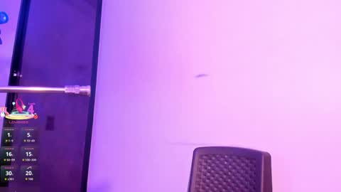 Snapshot of emma_walton_ chatting on May 13, 11:40 am online show from May 13, 11:40 am
