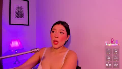 Snapshot of emma_walton_ chatting on June 7, 11:36 am online show from June 7, 11:36 am