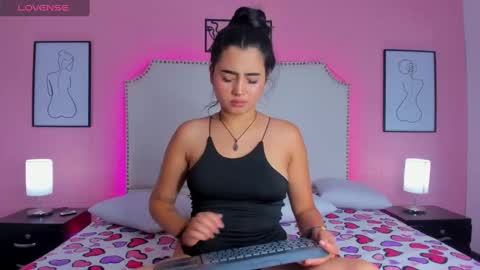 Snapshot of emma_whitee_ chatting on September 9, 2:27 pm emma_whitee_ online show from September 9, 2:27 pm