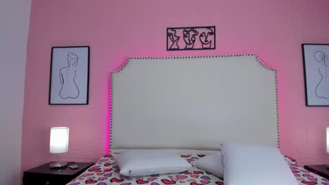 Snapshot of emma_whitee_ chatting on October 13, 1:11 pm emma_whitee_ online show from October 13, 1:11 pm