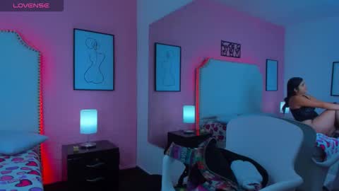 emma_whitee_ online show from November 10, 12:59 pm