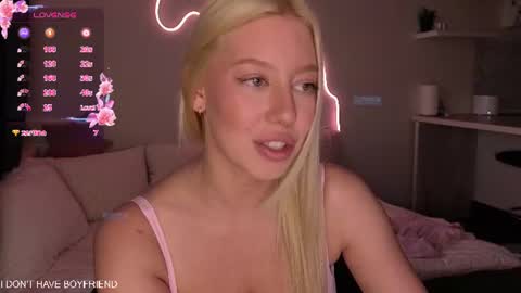 Snapshot of emmaandjake chatting on June 16, 9:39 pm emmaandjake online show from June 16, 9:39 pm