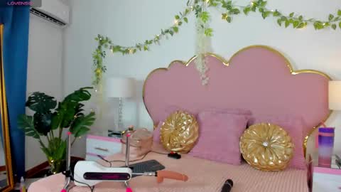 Snapshot of emmacrush chatting on September 13, 9:47 pm Welcome Im yosein Your love is my passion activate it with your tips and enjoy with me online show from September 13, 9:47 pm