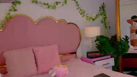 Snapshot of emmacrush chatting on November 27, 9:06 pm Welcome Im yosein Your love is my passion activate it with your tips and enjoy with me online show from November 27, 9:06 pm