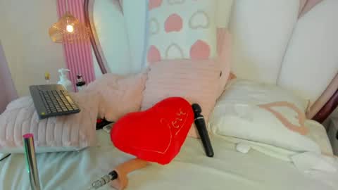 Snapshot of emmacrush chatting on July 21, 10:12 pm Welcome Im yosein Your love is my passion activate it with your tips and enjoy with me online show from July 21, 10:12 pm