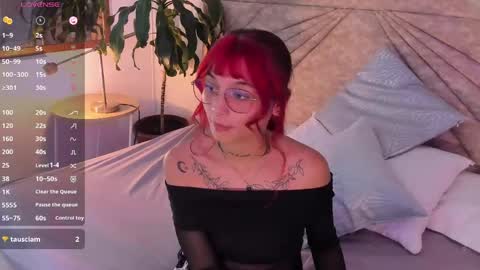Snapshot of emmaduff_ chatting on May 6, 7:52 pm online show from May 6, 7:52 pm