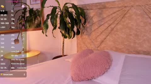 Snapshot of emmaduff_ chatting on May 27, 7:44 pm online show from May 27, 7:44 pm