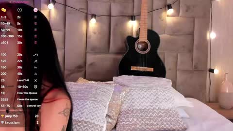 Snapshot of emmaduff_ chatting on June 3, 2:33 pm online show from June 3, 2:33 pm