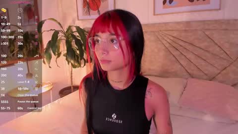 Snapshot of emmaduff_ chatting on June 7, 11:47 am online show from June 7, 11:47 am