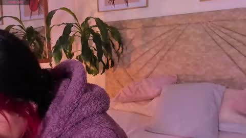 Snapshot of emmaduff_ chatting on June 10, 11:53 am online show from June 10, 11:53 am