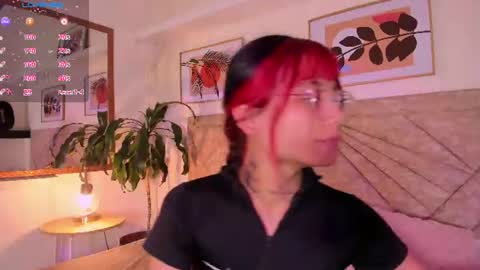 Snapshot of emmaduff_ chatting on June 15, 11:45 am online show from June 15, 11:45 am