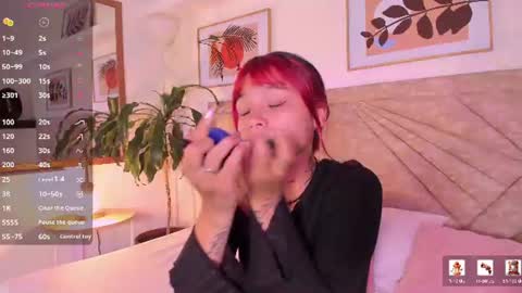 Snapshot of emmaduff_ chatting on June 20, 11:57 am online show from June 20, 11:57 am