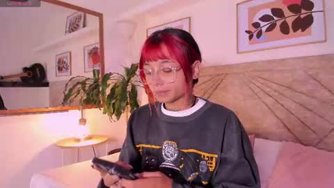 Snapshot of emmaduff_ chatting on June 21, 11:57 am online show from June 21, 11:57 am