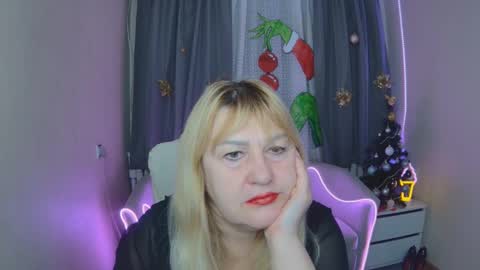 Snapshot of emmaellison924117 chatting on December 17, 7:03 am emmaellison924117 online show from December 17, 7:03 am