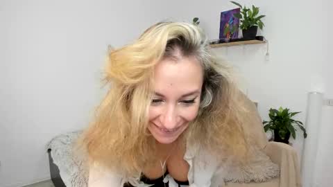 Snapshot of emmagracee chatting on November 6, 8:37 am Emma online show from November 6, 8:37 am