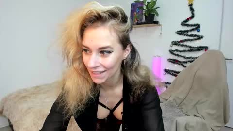 Snapshot of emmagracee chatting on December 2, 8:19 am Emma online show from December 2, 8:19 am