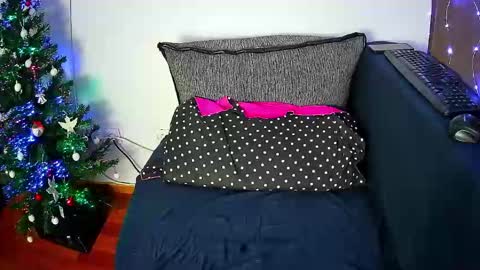 Snapshot of emmakros chatting on December 20, 1:43 pm emmakros online show from December 20, 1:43 pm