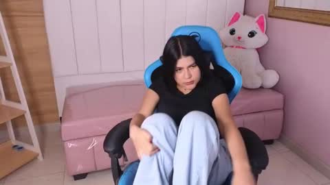 Snapshot of emmalee_a chatting on January 23, 4:37 pm Emma online show from January 23, 4:37 pm