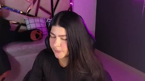 Snapshot of emmalee_a chatting on February 11, 10:37 am Emma online show from February 11, 10:37 am