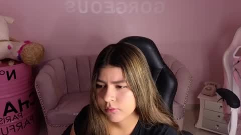 Snapshot of emmalee_a chatting on February 20, 10:37 am Emma online show from February 20, 10:37 am