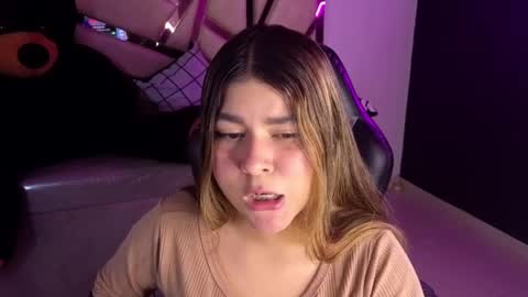 Snapshot of emmalee_a chatting on February 21, 4:48 pm Emma online show from February 21, 4:48 pm