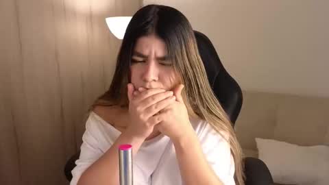 Snapshot of emmalee_a chatting on October 14, 12:44 am Emma online show from October 14, 12:44 am