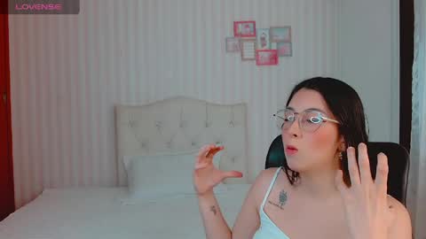 Snapshot of emmalove_doll chatting on April 16, 1:28 am Emmas Room online show from April 16, 1:28 am