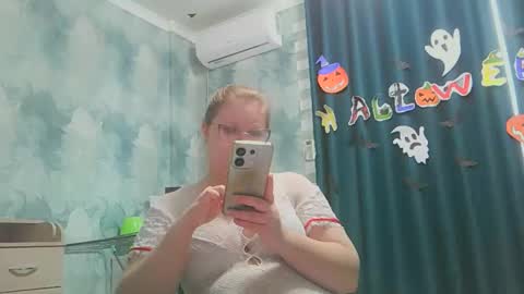 emmamelody online show from November 1, 9:00 am