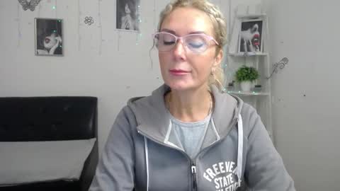 Snapshot of emmapark738567 chatting on October 12, 5:17 am Emma online show from October 12, 5:17 am