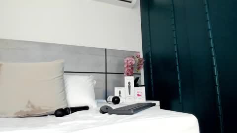 Snapshot of emmasmithh2 chatting on February 9, 8:22 am Emma online show from February 9, 8:22 am