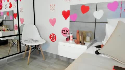 Snapshot of emmasmithh2 chatting on February 15, 5:19 am Emma online show from February 15, 5:19 am