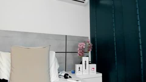 Snapshot of emmasmithh2 chatting on February 19, 5:27 am Emma online show from February 19, 5:27 am