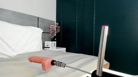 Snapshot of emmasmithh2 chatting on February 21, 8:40 am Emma online show from February 21, 8:40 am