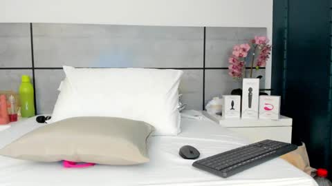 Snapshot of emmasmithh2 chatting on March 2, 5:23 am Emma online show from March 2, 5:23 am