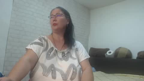 Snapshot of emmasquirt69 chatting on June 4, 6:19 am emmasquirt69 online show from June 4, 6:19 am