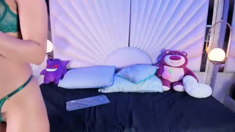Snapshot of emmawilliams_2 chatting on June 15, 9:17 pm emmawilliams_2 online show from June 15, 9:17 pm