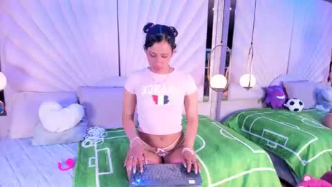 Snapshot of emmawilliams_2 chatting on June 20, 9:28 pm emmawilliams_2 online show from June 20, 9:28 pm
