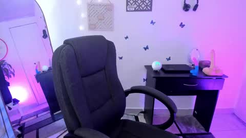 Snapshot of emmax_x chatting on January 22, 1:21 pm EMMA online show from January 22, 1:21 pm