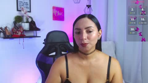 Snapshot of emmi_cam chatting on May 20, 1:17 pm Emmi Cam online show from May 20, 1:17 pm