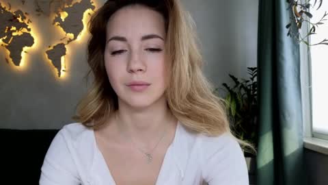 Snapshot of emmi_rosee chatting on February 12, 10:10 am Miss Emmi online show from February 12, 10:10 am