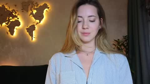 Snapshot of emmi_rosee chatting on March 15, 4:46 pm Miss Emmi online show from March 15, 4:46 pm