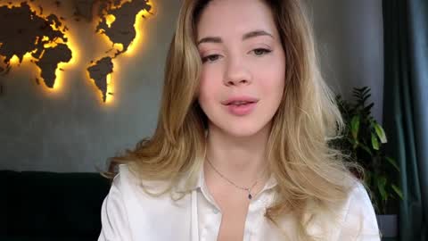 Snapshot of emmi_rosee chatting on March 22, 8:51 am Miss Emmi online show from March 22, 8:51 am