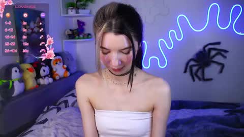 Snapshot of emmie_everly chatting on May 8, 9:09 pm emmie_everly online show from May 8, 9:09 pm