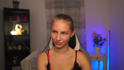 Snapshot of emmie_murray chatting on June 18, 6:45 pm Emmie online show from June 18, 6:45 pm