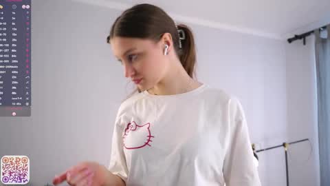 Snapshot of emmiemurray chatting on May 10, 10:20 am Aurora online show from May 10, 10:20 am